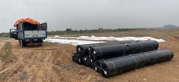 San lấp và làm phẳng mặt bằng thi công là bước đầu tiên để chuẩn bị bề mặt trải vải địa kỹ thuật, đảm bảo sự bằng phẳng và loại bỏ vật cản, tạo nền móng vững chắc cho công trình.